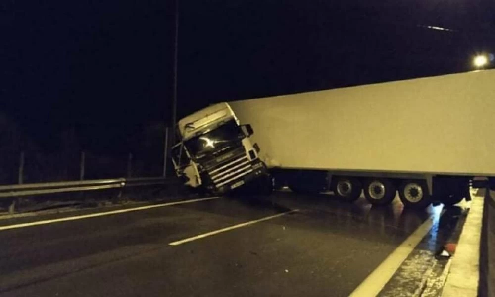 Μέτσοβο: Δίπλωσε φορτηγό στην Εγνατία οδό λόγω ισχυρών ανέμων